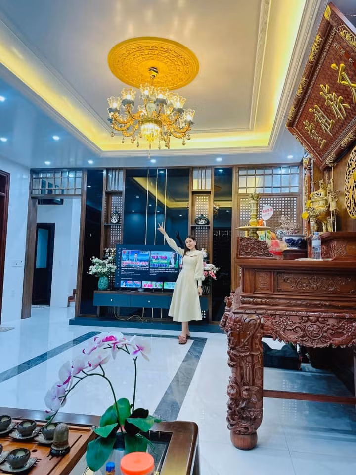 Bùi Thoan chia sẻ, cô về làm dâu ở Hưng Yên từ năm 2018. Nhưng thời điểm cưới nhau về, Thoan cùng chồng đều 2 bàn tay trắng lập nghiệp, gia đình cũng khó khăn nên không giúp đỡ nhiều về tài chính. Có những giai đoạn rất vất vả, Bùi Thoan chia sẻ bầu bí 30 tuần rồi vẫn livestream bán hàng, làm việc 15-16 tiếng/ngày cho tới tận khi sinh nở chỉ vì tham công tiếc việc.
