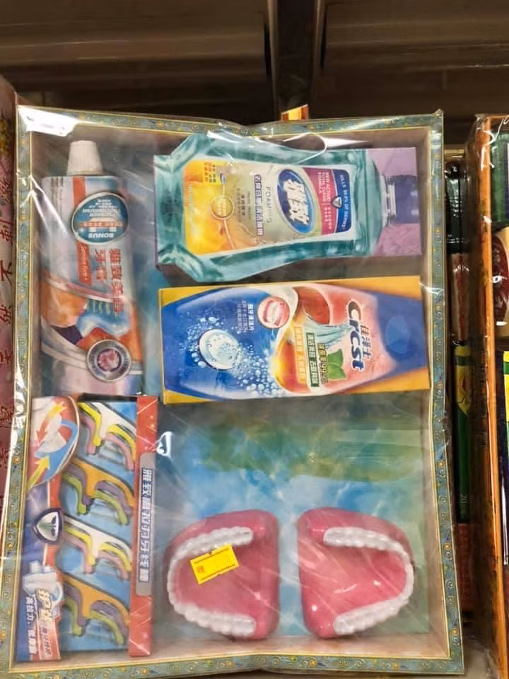 Cả hàm răng giả...