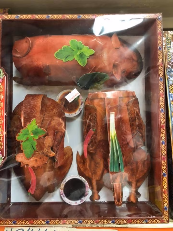 Với quan niệm "trần sao âm vậy" ngày càng ăn sâu vào đời sống, nên con cháu thường cúng cho người thân ở cõi âm tiền, vàng mã để họ có được cuộc sống đủ đầy nơi "âm giới", thậm chí cả 1 mâm cỗ gồm có heo quay, vịt quay.