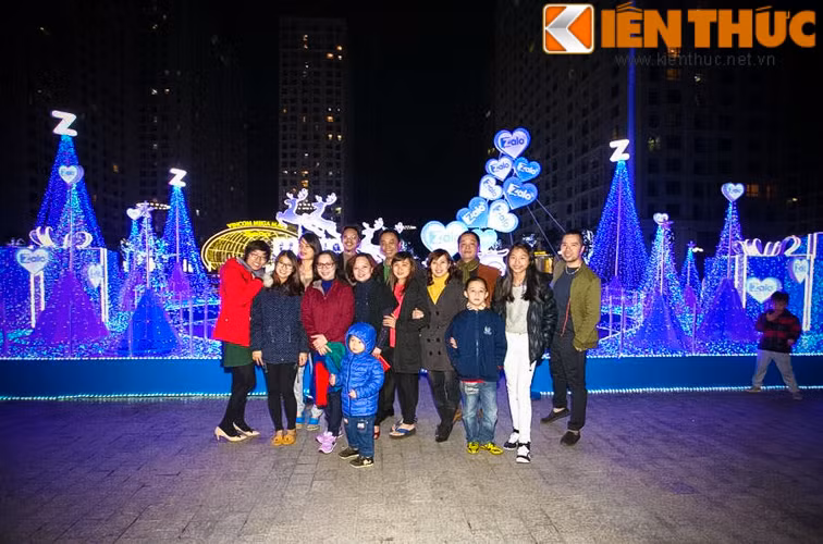 Những ngày qua, rất nhiều vị khách trẻ đã đến với các trung tâm thương mại lớn Times City để chụp ảnh với những công trình được trung tâm thương mại này trang trí.