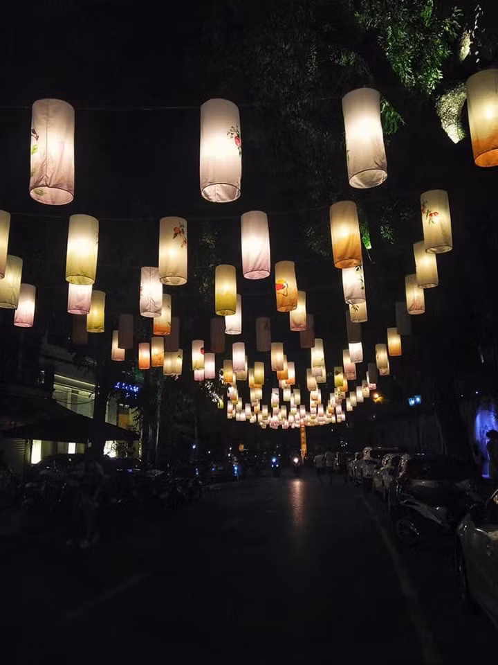 Vào buổi tối, khi tuyến phố lên đèn, ánh sáng lung linh huyền ảo giúp Phùng Hưng được ví như con phố Trung thu thứ 2 sau Hàng Mã.