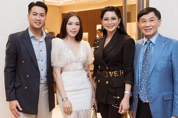 Trong thời gian vẫn còn mặn nồng, rất nhiều lần Phillip Nguyễn đưa người yêu về ra mắt gia đình.