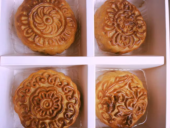 Tin rằng bánh trung thu handmade vừa sạch vừa đảm bảo, nhiều chị em tự mày mò, làm ra những mẻ bánh tặng gia đình.