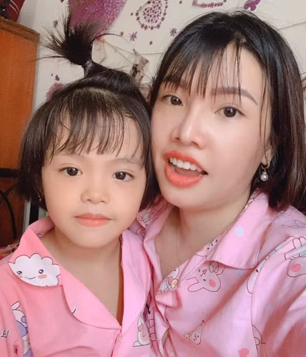 Được biết, chồng cô là một “đại gia” miền Tây. Cả hai có khoảng thời gian yêu nhau hơn 2 năm trước khi tiến tới hôn nhân. Cả 2 sau đó đã đón em bé đầu lòng.