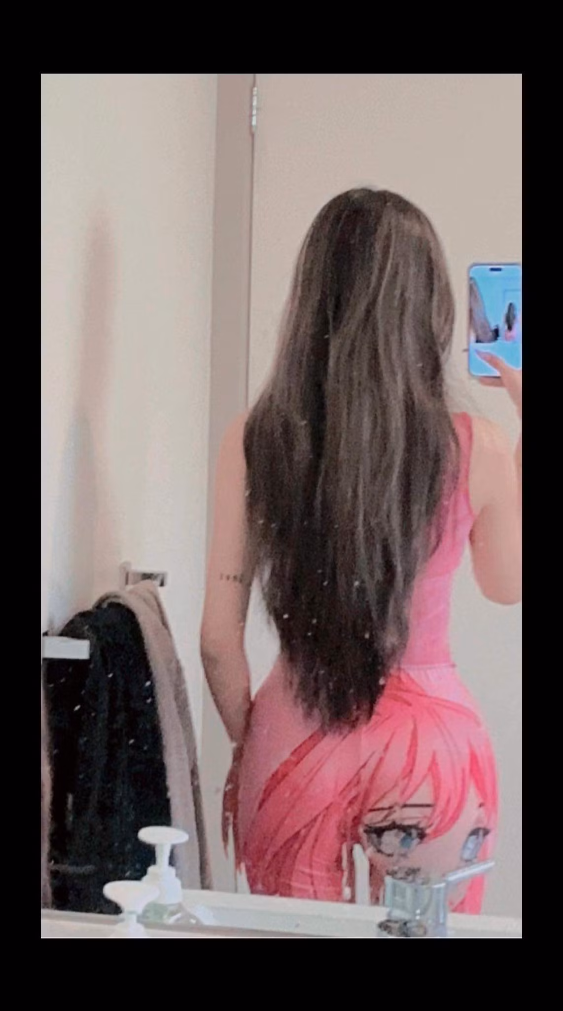 Đây là tóc cô gái trước khi đến tiệm làm tóc. Mái tóc khá dài.