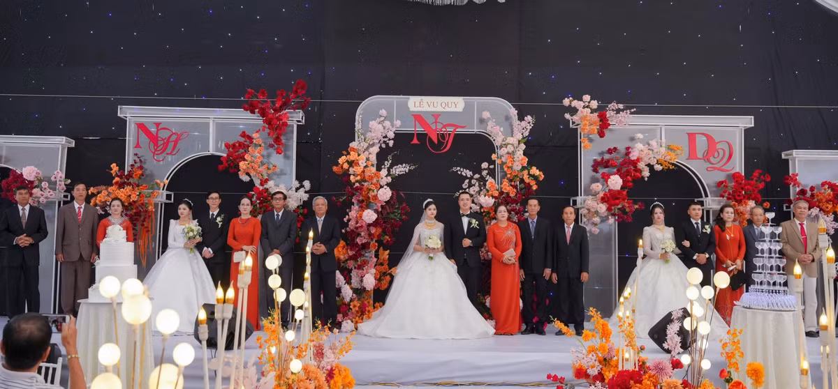 Chị cả cho biết 3 chị em đã có người yêu từ lâu. Hàng xóm và họ hàng vẫn thường đùa: "Hay 3 chị em cưới chung một lần cho vui". Tuy nhiên khi ý tưởng này thành sự thật không ít người cảm thấy ngạc nhiên, bất ngờ.