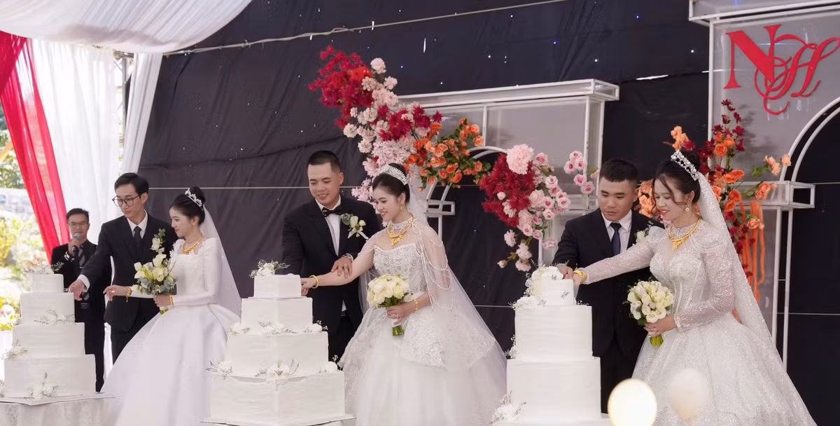Được biết, mỗi cặp đôi được sắp xếp thứ tự theo vai vế từ lớn đến nhỏ, làm lễ vào khung giờ khác nhau. Đến hơn 11h cùng ngày, họ bước vào hôn trường cùng một giờ để tham gia tiệc cưới.