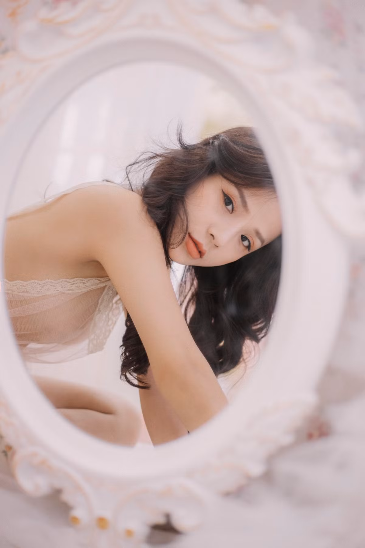 Mới đây, khi Lâm Tây đang vướng phải nghi án lộ clip nhạy cảm thì Thương Võ khoe bộ ảnh cực kỳ bỏng mắt trên mạng xã hội.