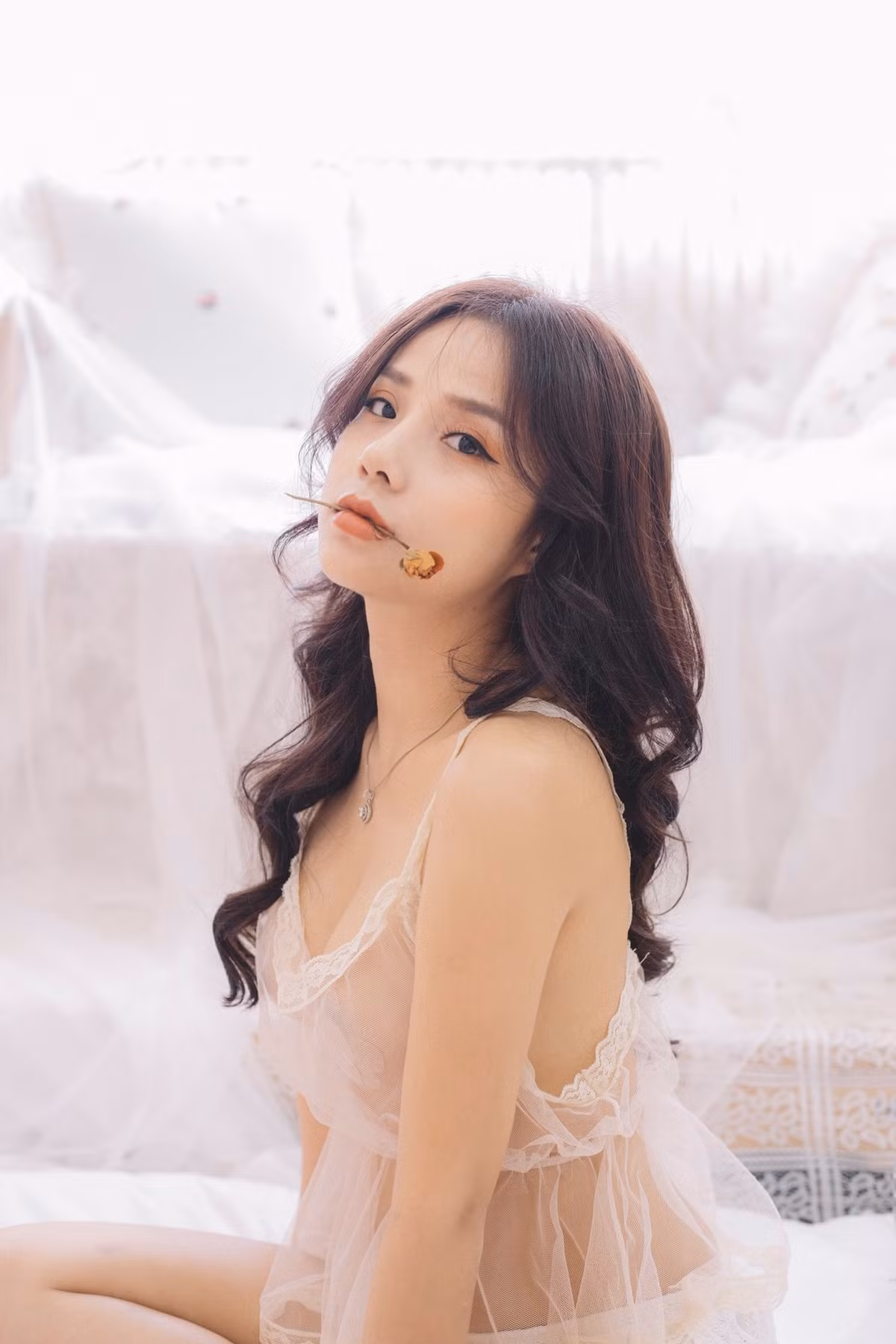 Dù diện trang phục hở bạo và sexy nhưng Thương Võ vẫn giữ được nét ngây thơ, trong trẻo.