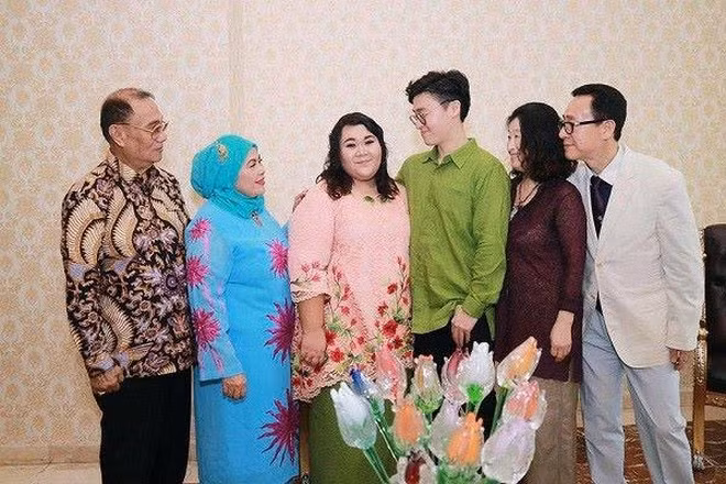 Sau hơn 1 năm bên nhau, cặp đôi bị bao người cười nhạo ấy có một kết thúc tốt đẹp. Hôn lễ giữa Jun và Vera được tổ chức tại một trung tâm tiệc cưới vào tháng 2/2017 theo đúng phong tục, văn hóa của hai nước Indonesia và Hàn Quốc.
