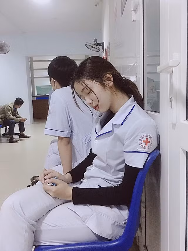 Đào Linh Chi, sinh viên trường Đại học Y khoa Vinh bất ngờ nổi tiếng chỉ với khoảnh khắc bị "chụp trộm" trong bệnh viện khi đang ngủ gật.