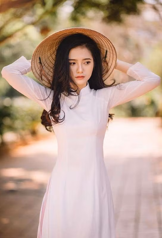 Dương Thị Thành - sinh viên năm cuối, ngành Dược, trường ĐH Buôn Ma Thuột, Đắk Lắk nhận được nhiều lời ngợi khen bởi nhan sắc trong veo và đôi mắt biết nói.
