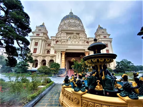 Hệ thống sân vườn, hồ ao, tiểu cảnh và những loại cây có thế độc đáo quý hiếm hàng trăm tuổi. Hơn nữa, nhiều cây tùng dáng trực, dánh long có xuất xứ Nhật Bản, nhiều cây bóng mát có tuổi thọ lớn được sắp xếp theo phong thủy tứ trụ.