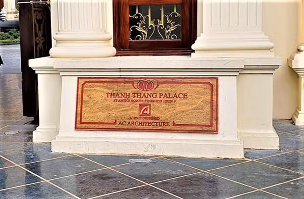 Tòa lâu đài siêu khủng có tên Thành Thắng thuộc sở hữu của ông Đỗ Văn Tiến (52 tuổi) - một doanh nhân ở Ninh Bình trong lĩnh vực sản xuất xi măng. Công trình này được khởi công xây dựng từ năm 2016 nằm trên quốc lộ 1A, huyện Gia Viễn.