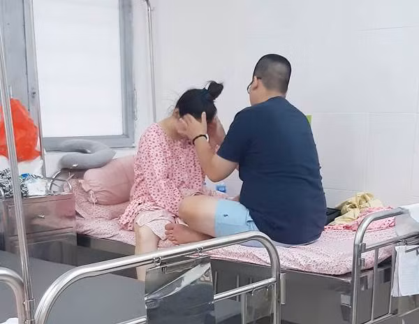 Chăm sóc vợ đẻ ở viện, thương vợ vất vả, người chồng liên tục hỏi han, xoa bóp cho vợ bớt đau đầu. Anh còn bón từng thìa cháo, cẩn thận nếm thử xem đã nguội chưa trước khi cho vợ ăn.