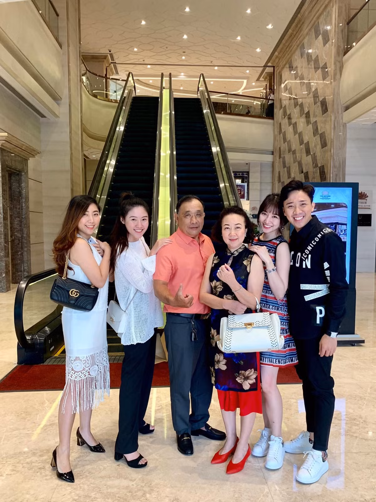 Dường như nhan sắc của Trấn Thành và hai cô em gái đều thừa hưởng từ mẹ. Mẹ nam danh hài trông sang trọng và trẻ trung hơn rất nhiều so với tuổi thật.
