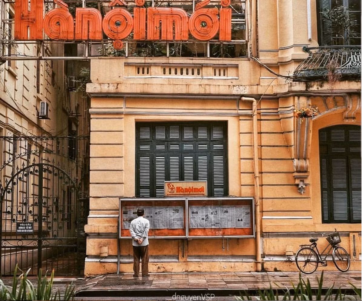 Góc check-in cực quen mắt của giới trẻ Hà Thành đó chính là bức tường của toà soạn báo Hà Nội mới nằm nay tại số 44 Lê Thái Tổ, quận Hoàn Kiếm, Hà Nội. Ảnh" Đức Nguyễn.