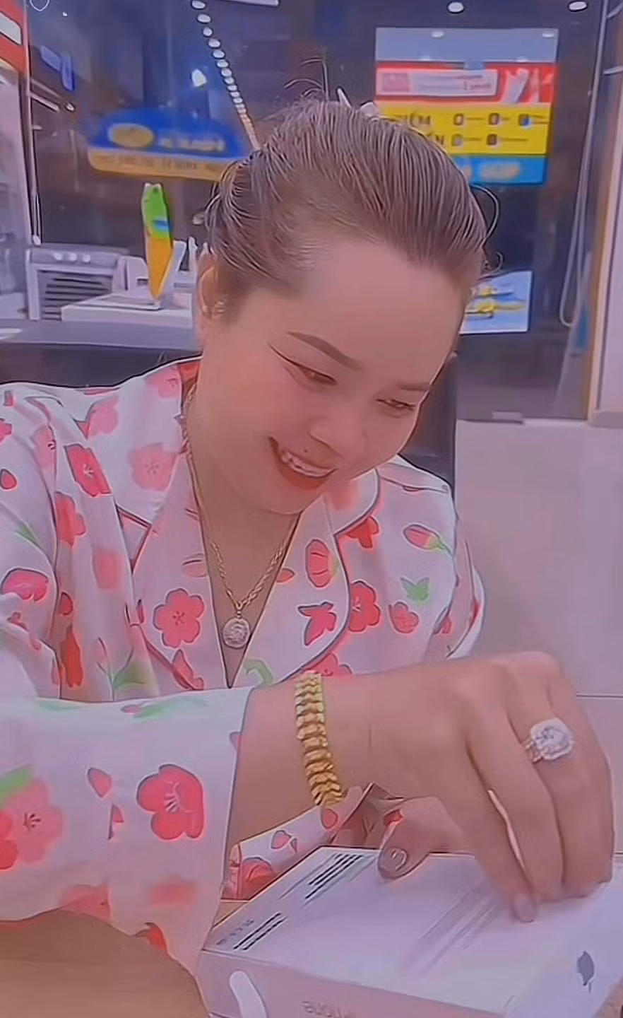Chị Nguyên bộc bạch, bản thân và gia đình đã trải qua một khoảng thời gian dài với nhiều biến cố. 6 năm trước, chị gặp đổ vỡ trong hôn nhân, trở thành mẹ đơn thân, một mình nuôi con.