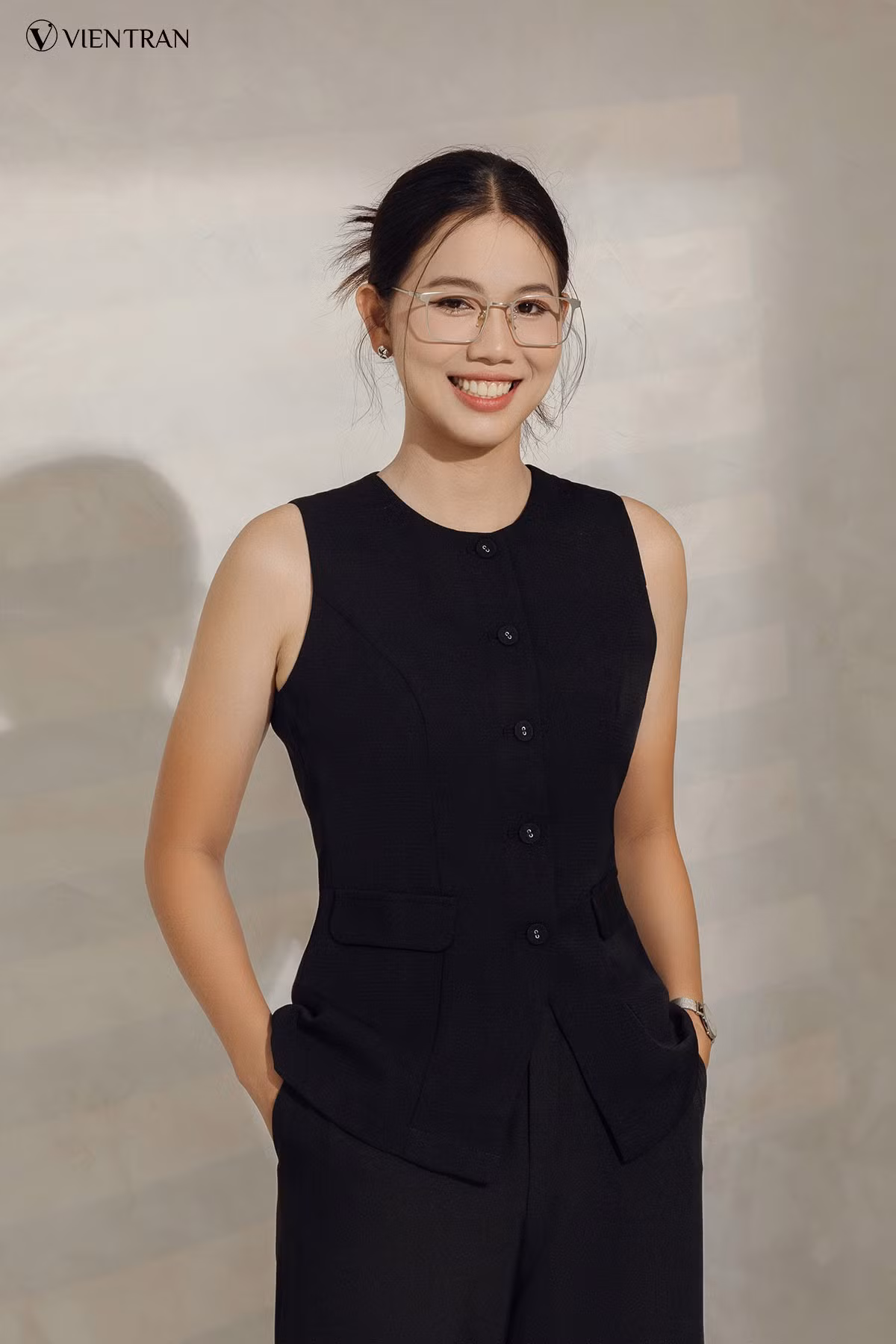 Ánh Viên mới đây gây chú ý khi làm người mẫu quảng cáo cho một nhãn thời trang. Kỷ lục gia làng bơi Việt Nam trang điểm, đeo kính, diện áo gilê cổ tròn, kết hợp quần ống rộng màu đen theo phong cách nữ tổng tài.
