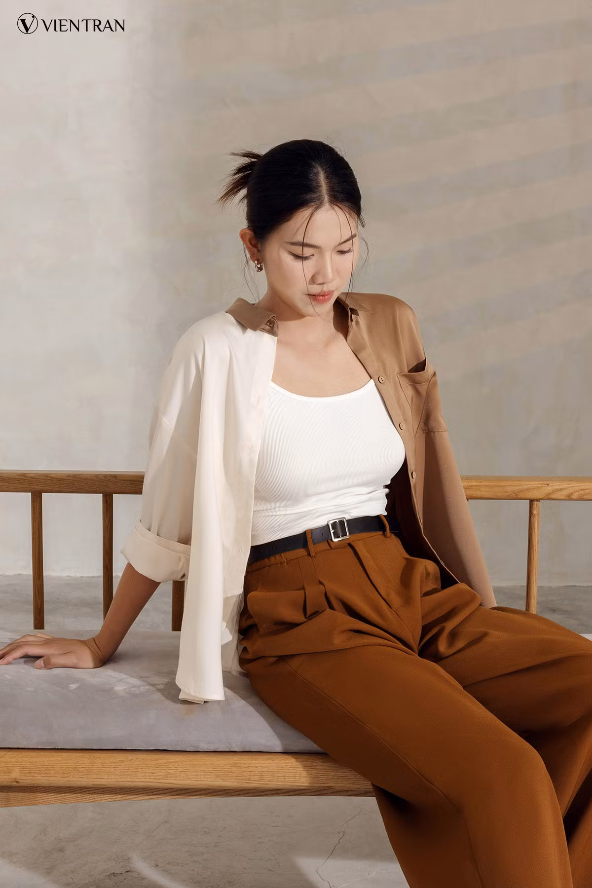 Ánh Viên tạo dáng với áo sơ mi cổ Đức phối màu nâu be, kết hợp quần ống rộng màu nâu. "Tiểu tiên cá" được khen ngày càng thăng hạng nhan sắc sau khi niềng, sửa răng và chăm chút làm đẹp.