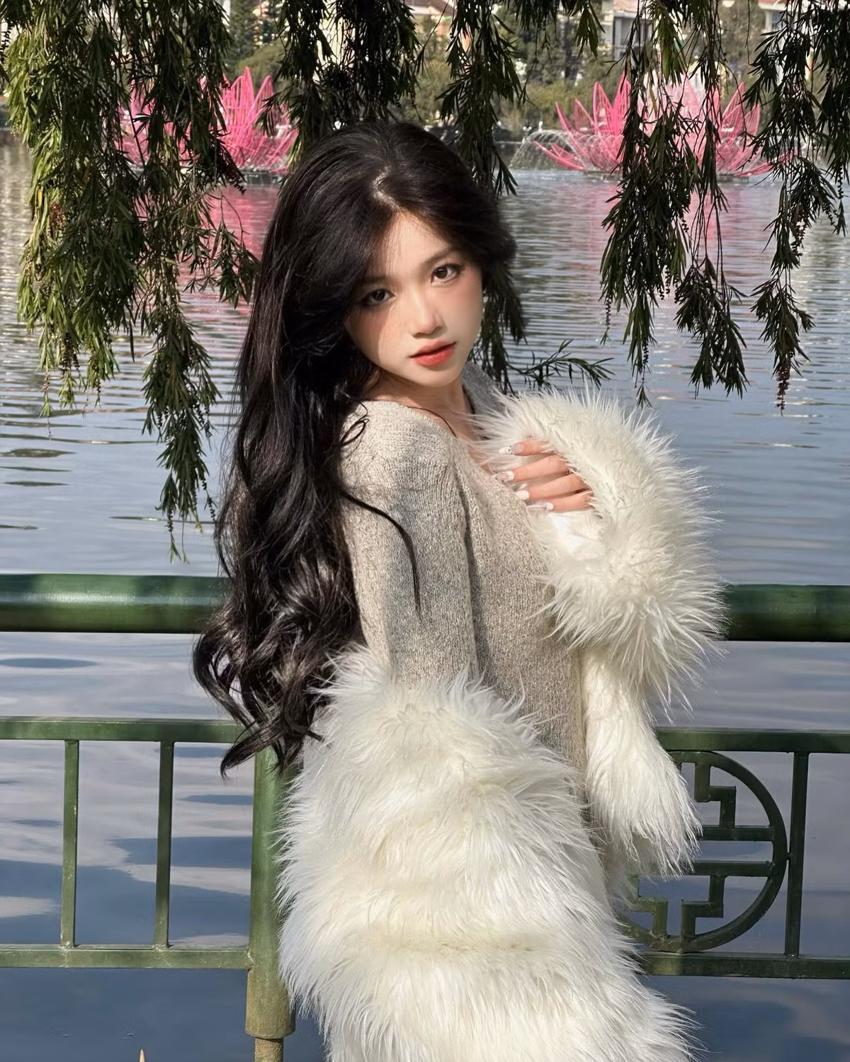 Tốt nghiệp cấp ba, Khánh Ly theo học trường Đại học Hà Nội, hiện tại cô nàng cũng là một mẫu ảnh có tiếng được nhiều thương hiệu lựa chọn.