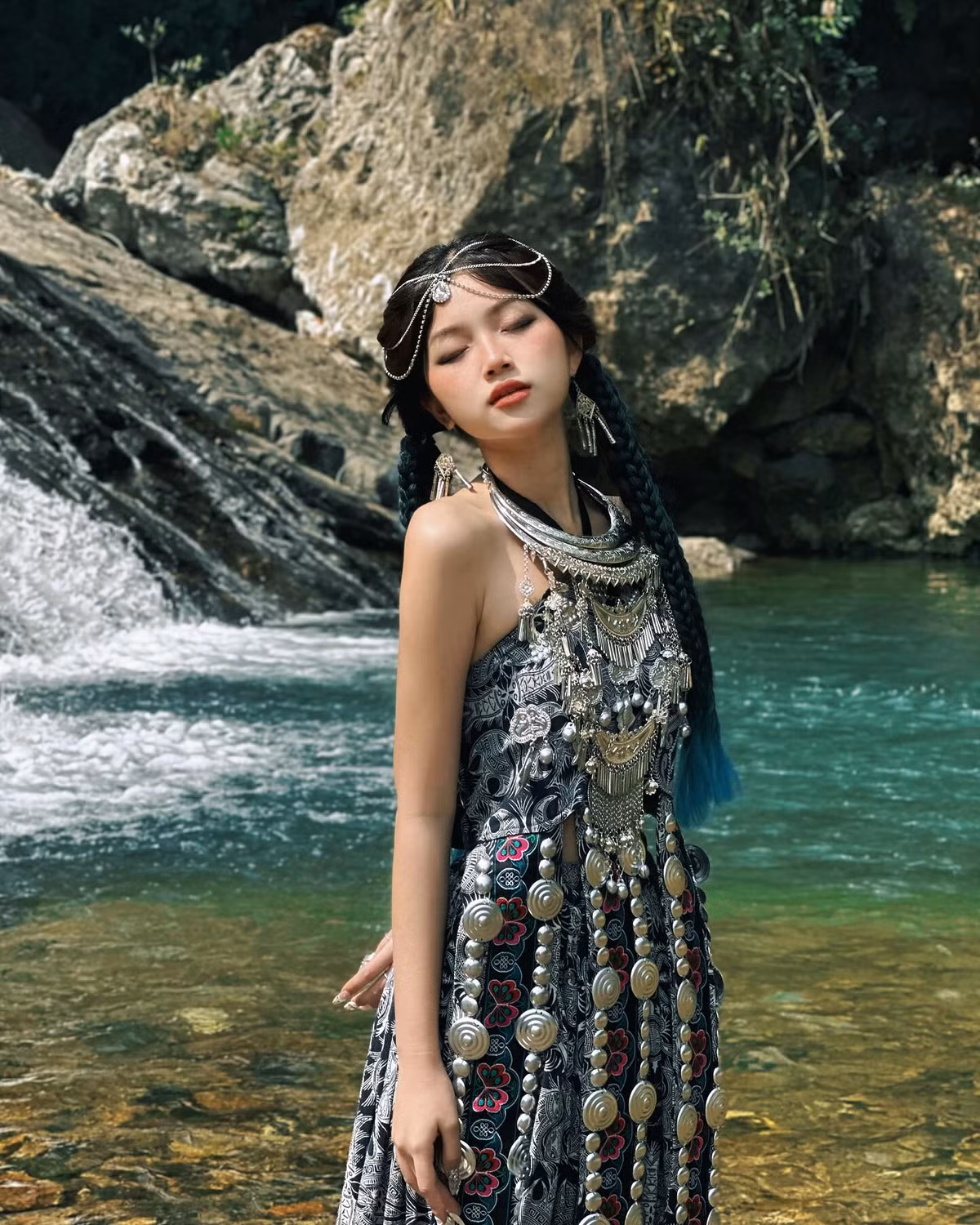 Năm 2019, Khánh Ly xuất hiện trên báo Trung Quốc với những lời khen ngợi nức nở về nhan sắc. Bài báo của đất nước tỷ dân có tựa đề: "Nữ sinh biết tiếng Trung, gây sốt với body S-line và gương mặt xinh đẹp ngọt ngào".