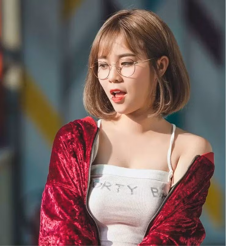 Cô nàng được yêu mến với vẻ ngoài xinh xắn nhưng cũng rất cá tính.