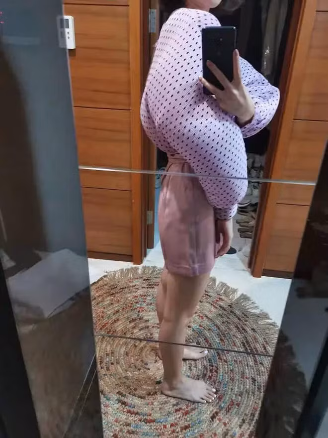 Mặc dù đối với cô gái, đây là một trải nghiệp mua hàng online tồi tệ nhưng lại là trò cười cho cộng đồng mạng. "Trông buồn cười quá. Nhưng mình thấy giống mà", "Khi bạn muốn thành fashionista nhưng cửa hàng lại đem ship cho bạn cái rẻ rách" - Dân mạng hài hước bình luận.