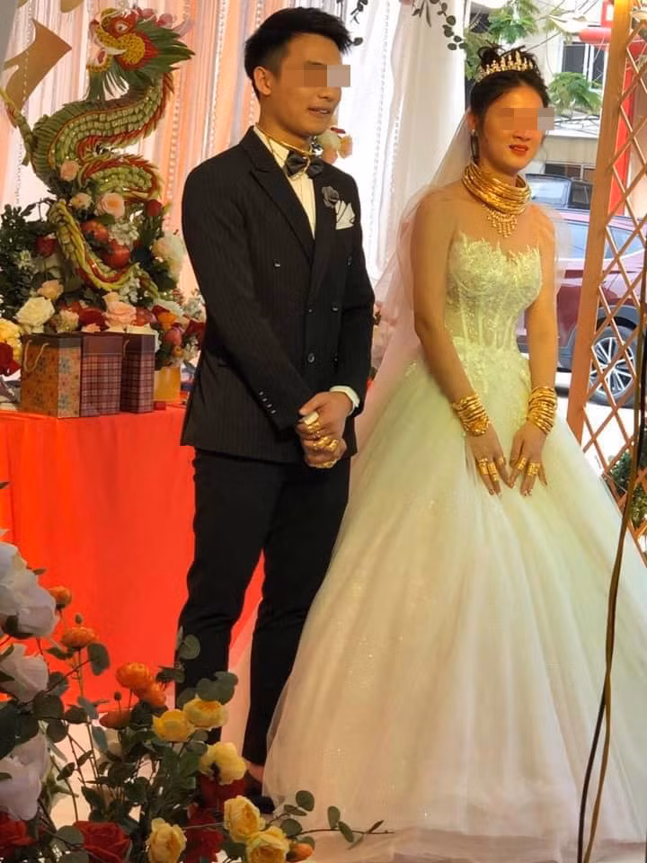Cô dâu, chú rể được tặng nhiều vàng tới nỗi đeo kín nay, các khớp tay cứng đơ phải duỗi thẳng.