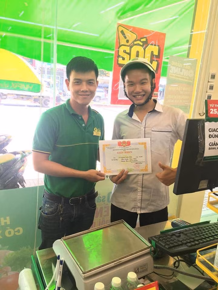 Hay anh thu ngân cũng vui chung với niềm vui với nam sinh này.