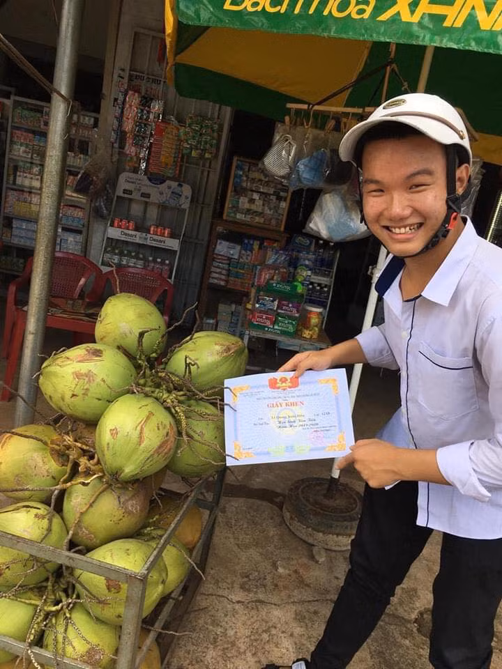 Cậu bạn này đem tờ giấy khen học sinh tiên tiến đi khắp thế gian để "check - in" cũng những người lạ mặt.