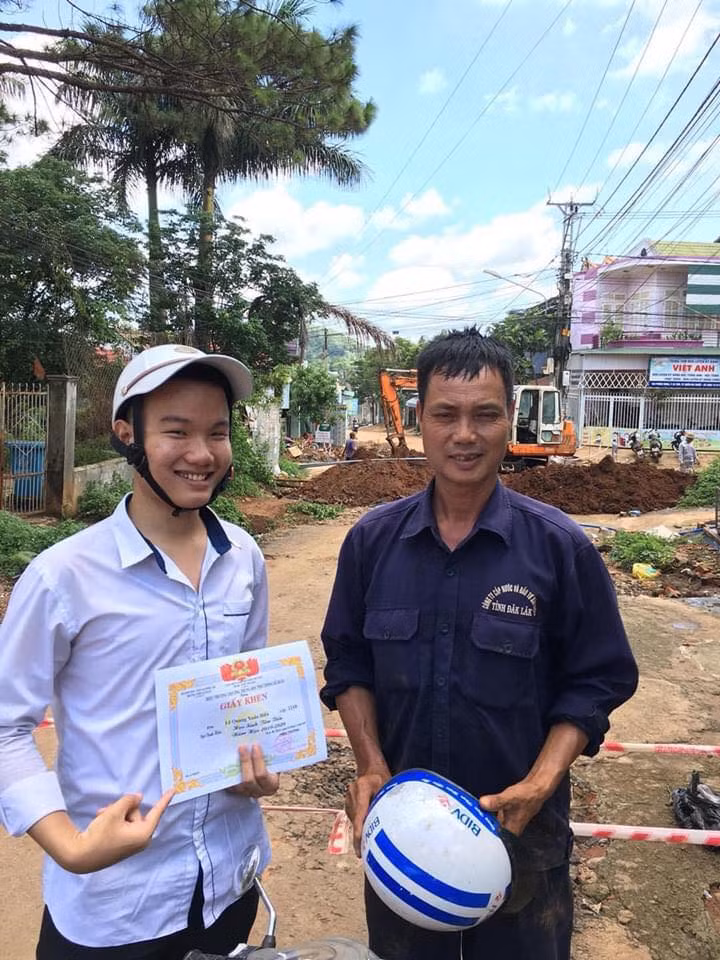 Cầm tờ giấy khen, Xuân Hiếu đã đặt chân đến nhiều nơi và lưu lại những bức ảnh độc đáo cùng những người xa lạ.