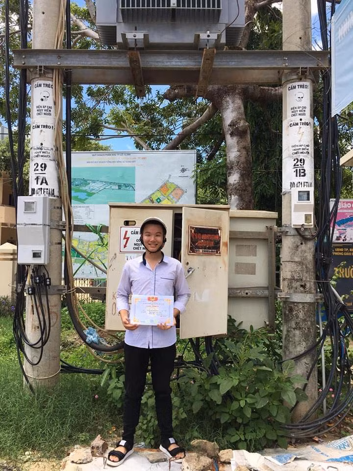 Sau khi những bức ảnh cầm giấy khen học sinh tiên tiến của Quang Xuân được đăng tải, nhiều cư dân mạng đều phải bật cười và thấy được mình trong đó. Có vẻ như cậu bạn đang muốn chia sẻ niềm vui với tất cả mọi người về thành tích mà mình vừa đạt được.