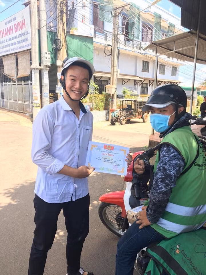 Từ chú bán vé số đến anh shipper đều tươi rói khi chụp ảnh cùng Xuân Hiếu.