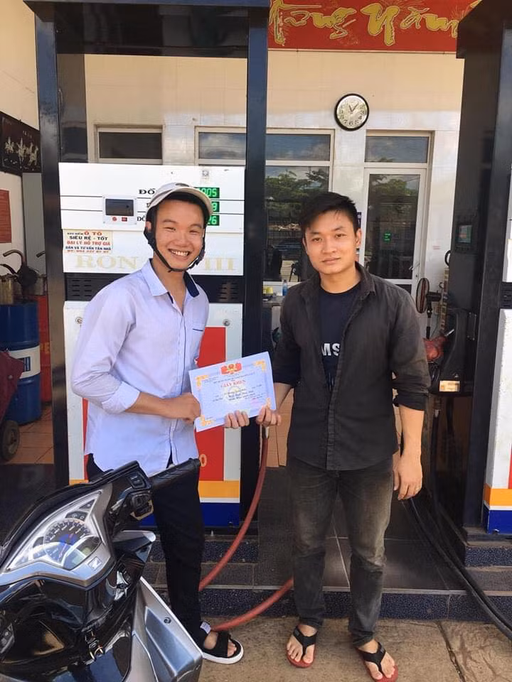 Cậu bạn đi đổ xăng cũng không quên lưu lại giây phút "huy hoàng" này.
