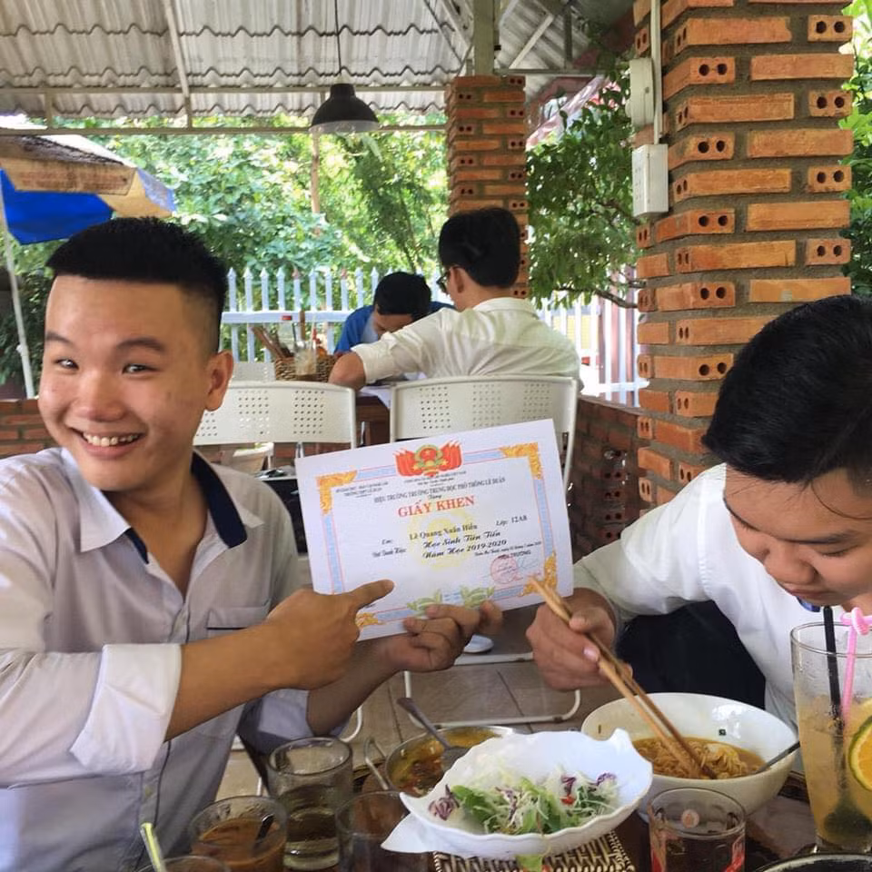 Lần đầu tiên đạt học sinh tiên tiến, nam sinh làm điều bất ngờ Lan dau tien dat hoc sinh tien tien, nam sinh lam dieu bat ngo