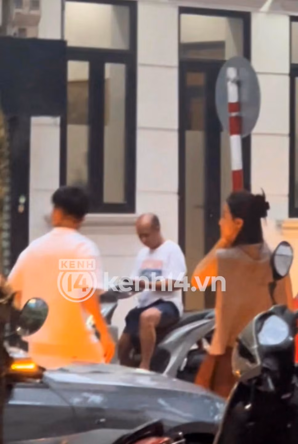 Chỉ sau 1 tháng từ khi công bố tin ly hôn, chồng cũ nữ MC xinh nhất VTV được nhiều người bắt gặp đang tay trong tay tình tứ với một cô gái trên phố. Ảnh: Kênh 14.