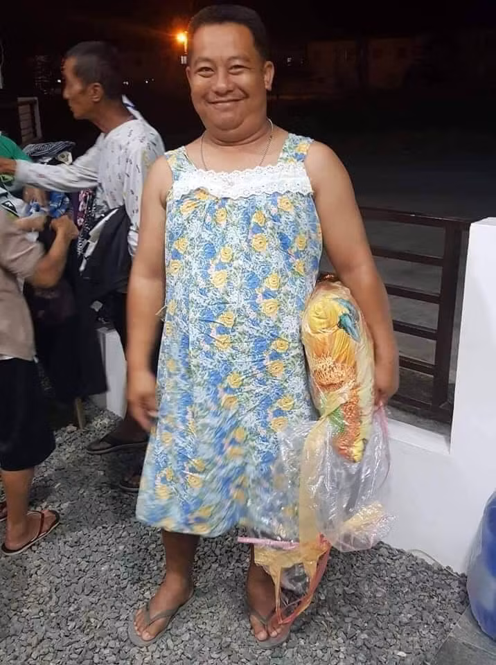 Nhận được những bộ quần áo từ thiện không thể dùng được nhưng nhiều người dân phải di tản tại Philippines vẫn vô cùng vui vẻ, hài hước mặc thử rồi tạo dáng chụp ảnh đăng tải lên mạng xã hội khiến cộng đồng vừa thương vừa buồn cười.