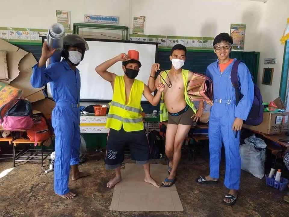Can loi voi nhung bo quan ao duoc ung ho tu thien khong co tam