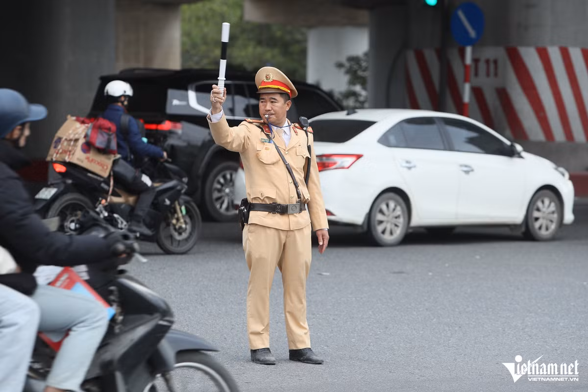 Tại nút giao Đỗ Mười - Cao tốc Pháp Vân - Cầu Giẽ, lượng xe máy gia tăng theo hướng từ cầu Thanh Trì - Pháp Vân. Chị Diệu Huyền (quê Bắc Ninh) cho biết, thời tiết của ngày cuối cùng trong kỳ nghỉ Tết Nguyên đán Ất Tỵ khá ủng hộ người đi xe máy. Cung đường chị đi từ Bắc Ninh ra Hà Nội khá thuận lợi.