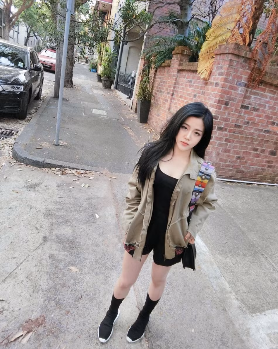 Về nước dự đám cưới của Đông Nhi - Ông Cao Thắng vào năm 2019, cô nàng được đánh giá là xinh đẹp, nổi bật không kém bất kỳ ngôi sao nào của showbiz. Ông Thoại Liên cũng chưa từng chia sẻ về nửa kia hay bất kỳ dấu hiệu nào của việc cô nàng đã có người yêu khiến người hâm mộ không khỏi tò mò.