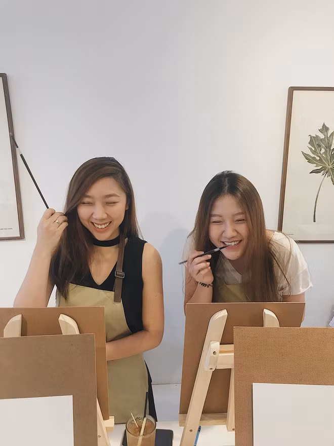 Trấn Thành có 2 cô em gái xinh đẹp là Huỳnh Mi và Huỳnh Ân. Trong khi cô chị Huỳnh Mi khá kín đáo, ít tiết lộ cuộc sống riêng trên mạng xã hội thì Huỳnh Ân lại phóng khoáng, mơ ước trở thành người nổi tiếng giống anh trai và chị dâu.
