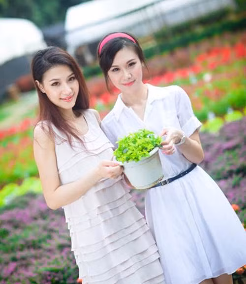 Tương Văn và Tương Vân không chỉ xinh đẹp mà còn nổi tiếng với thái độ phục vụ chuyên nghiệp, trên môi luôn nở nụ cười, tiếp đón hành khách với tất cả sự nhiệt tình.