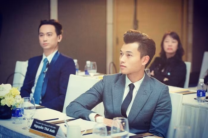 Chắc hẳn nhiều người không xa lạ gì với cái tên Nguyễn Thế Anh, đây là một trong những chàng thiếu gia có tiếng tại Hà Nội. Ngoài sở hữu vẻ ngoài điển trai, nam tính, hotboy còn được biết tới là con trai duy nhất của nữ doanh nhân Đặng Thanh Hằng, một đại gia nổi tiếng trong lĩnh vực làm đẹp tại Việt Nam.