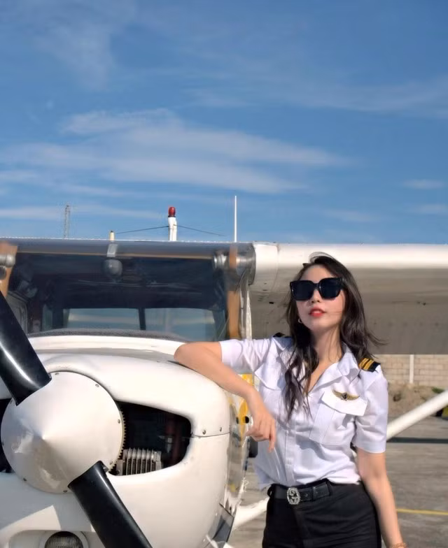 Năm 19 tuổi, Trang Nhung trở thành tiếp viên hàng không của hãng Vietjet Air. Sau 3 năm gắn bó với nghề tiếp viên hàng không, một lần khi được vào buồng lái xem phi công cất cánh và hạ cánh, Trang Nhung cảm thấy phấn khích, cô nàng đã lựa chọn theo học ngành phi công.