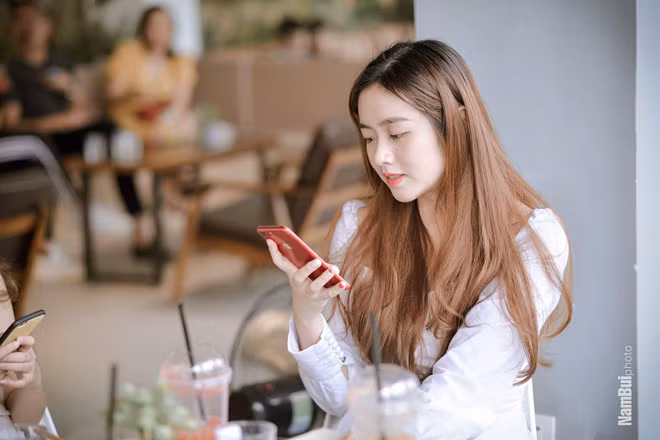 Gái xinh đến từ Kon Tum đã lọt vào top 20 cuộc thi Charm of Law - Duyên dáng Sinh viên Đại học Luật 2018 và để lại ấn tượng lớn đối với khán giả khi nhận được lượt bình chọn áp đảo từ dân mạng trên fanpage cuộc thi.