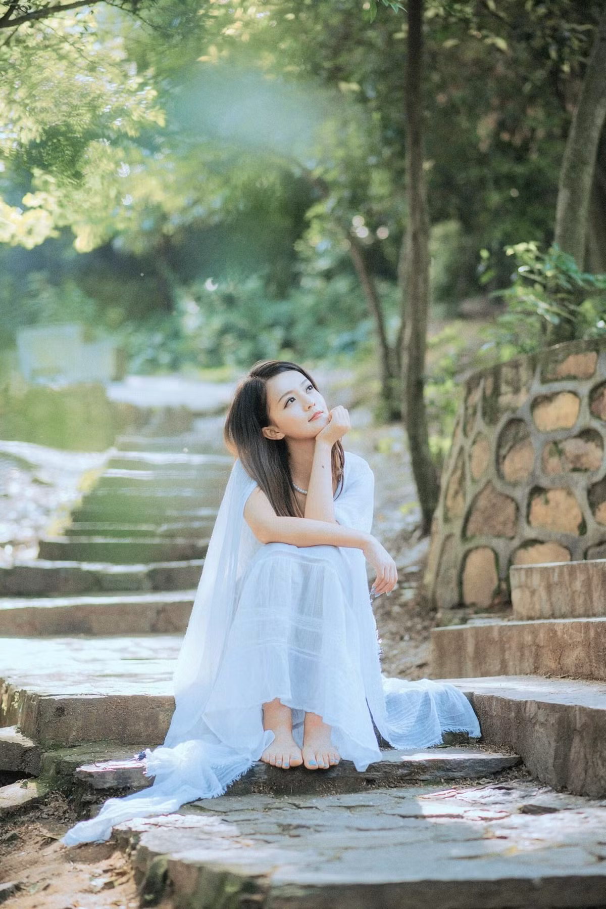 Cùng với tài năng uốn dẻo, Châu Vi cũng được đánh giá là một hot girl thân thiện, năng động, hòa nhã với bạn bè, được nhiều người ngưỡng mộ.