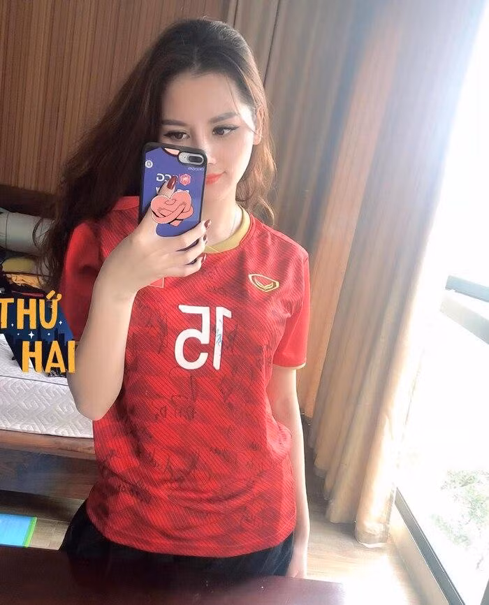 Hơn nữa, Huyền Tô còn sở hữu nhiều mẫu áo của đội tuyển quốc gia có chữ ký của tất cả các cầu thủ, tất nhiên , không dễ gì mà sở hữu được một chiếc áo như vậy nếu không có "cửa trong".