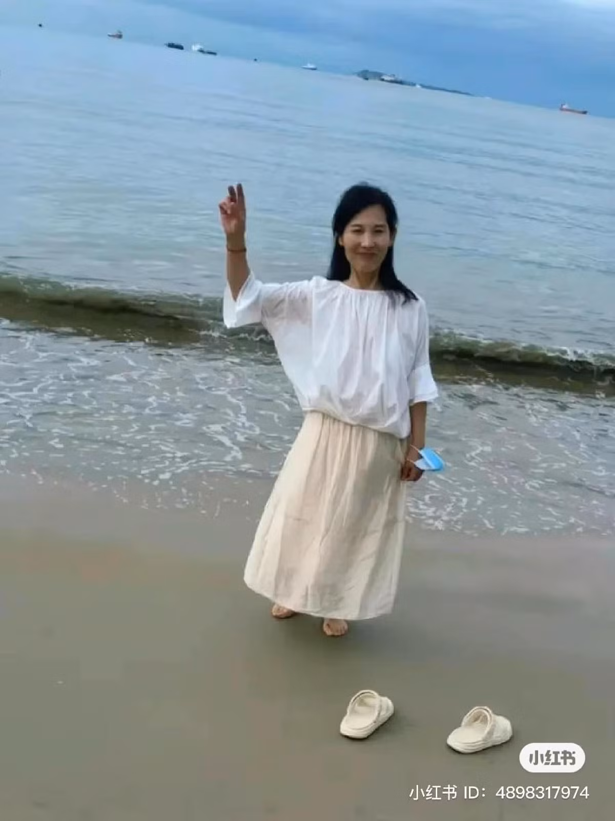 Cô gái cao hơn m6, qua tay anh người yêu giống như chỉ cáo 1m4 vậy.