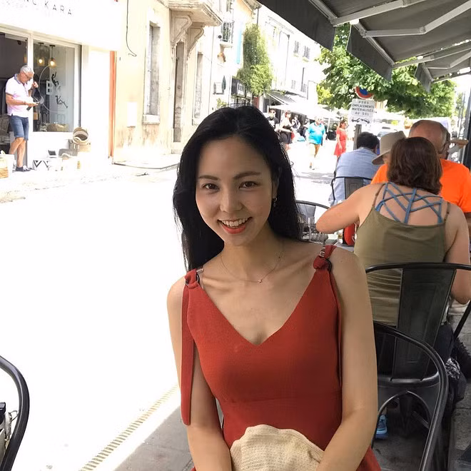 Tuy nhiên, nhiều người cho rằng màn "lột xác" này chỉ có được nhờ phẫu thuật thẩm mỹ.